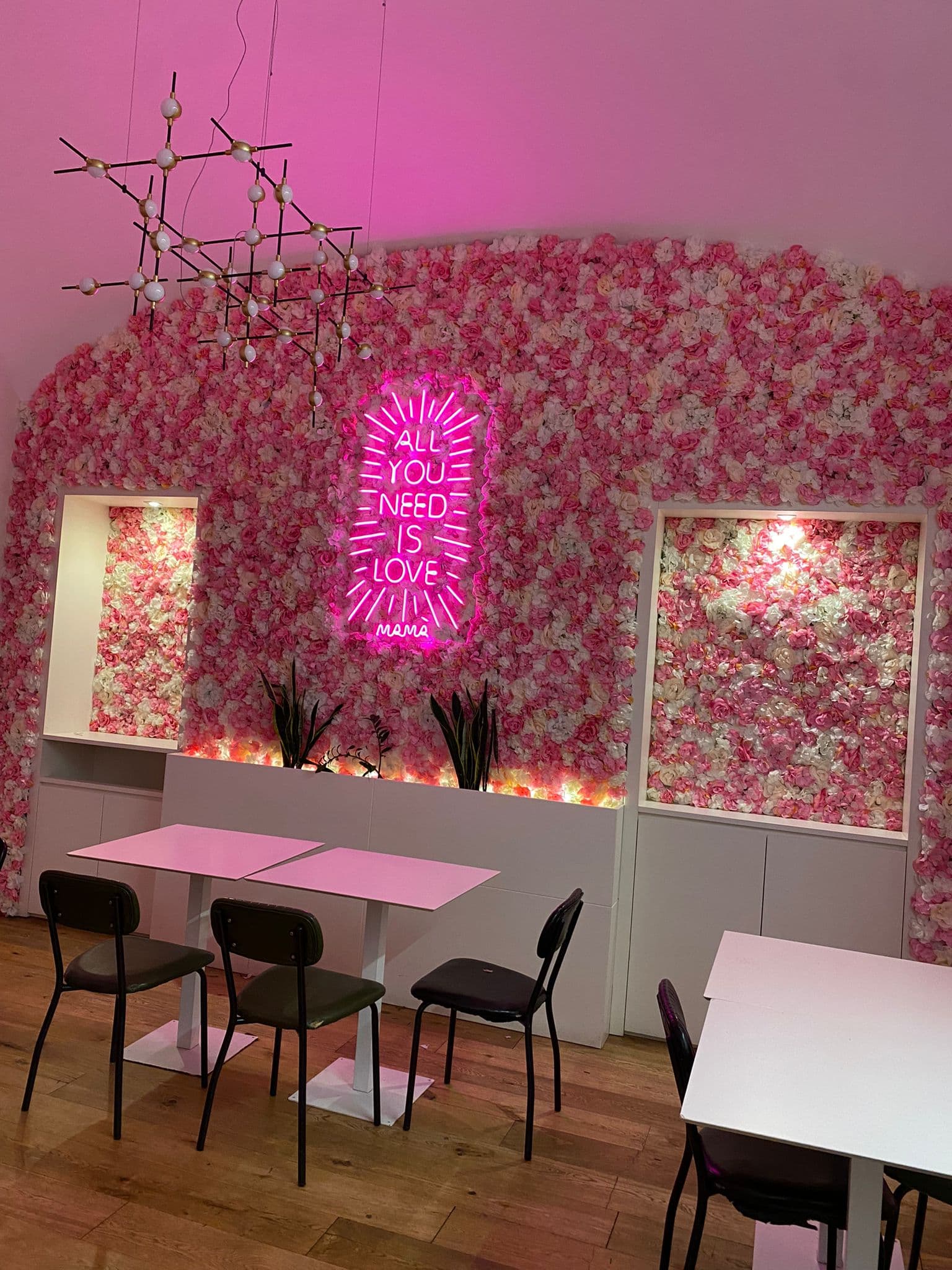 Flower wall rosa realizzata da Muschio Verde